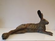 La belle vie-het goede leven is een bronzen beeld van een liggende haas | bronzen beelden en tuinbeelden van Jeanette Jansen |